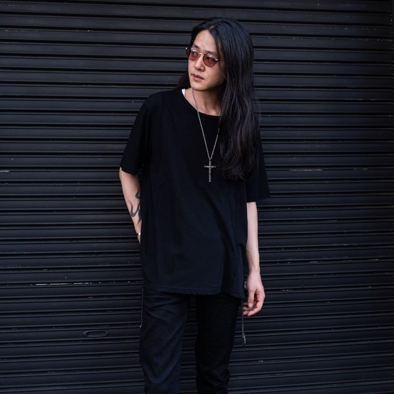『ブラックTシャツ』のオシャレな着こなし3選