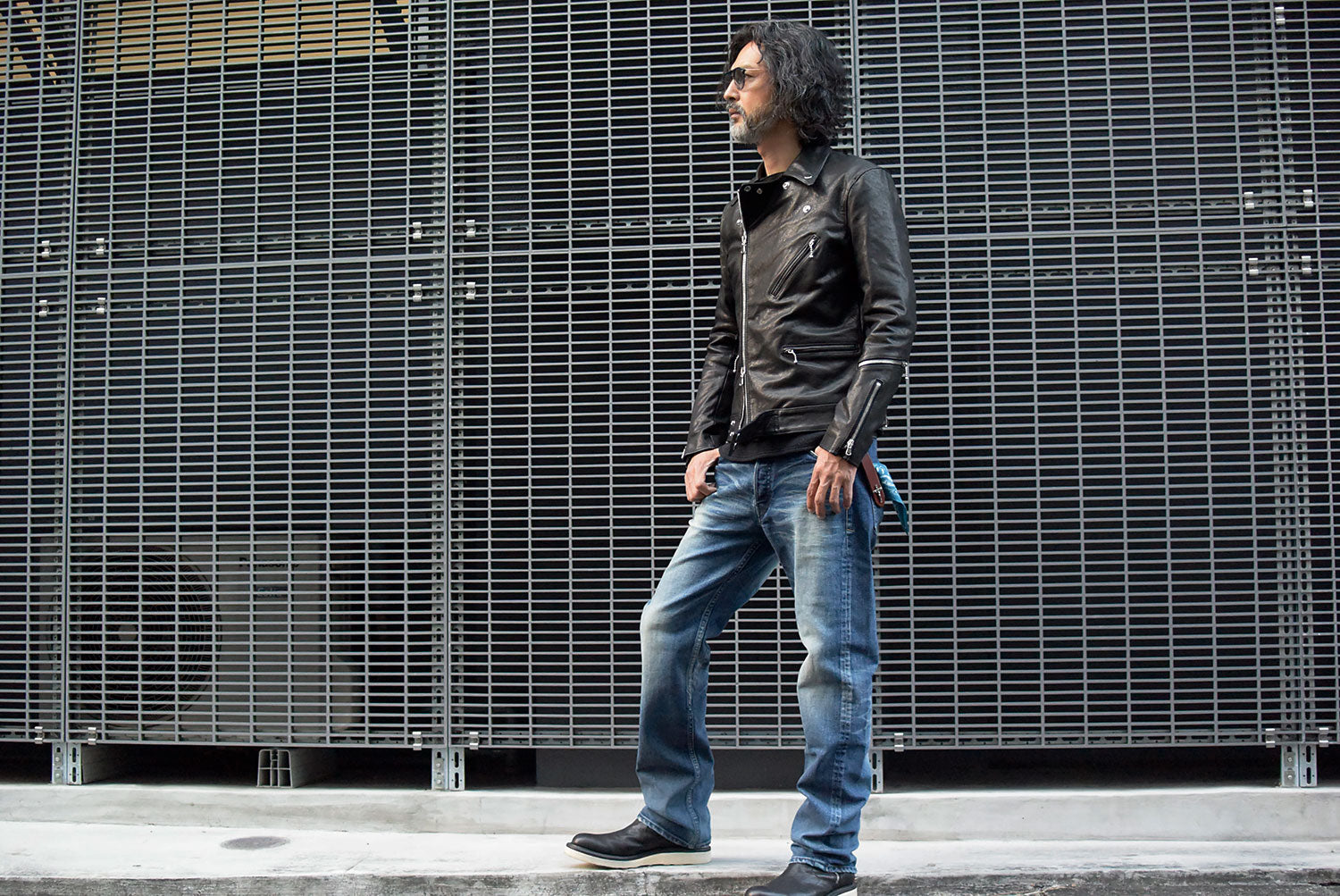 For dressing that amplifies the rugged atmosphere with denim on leather jacket