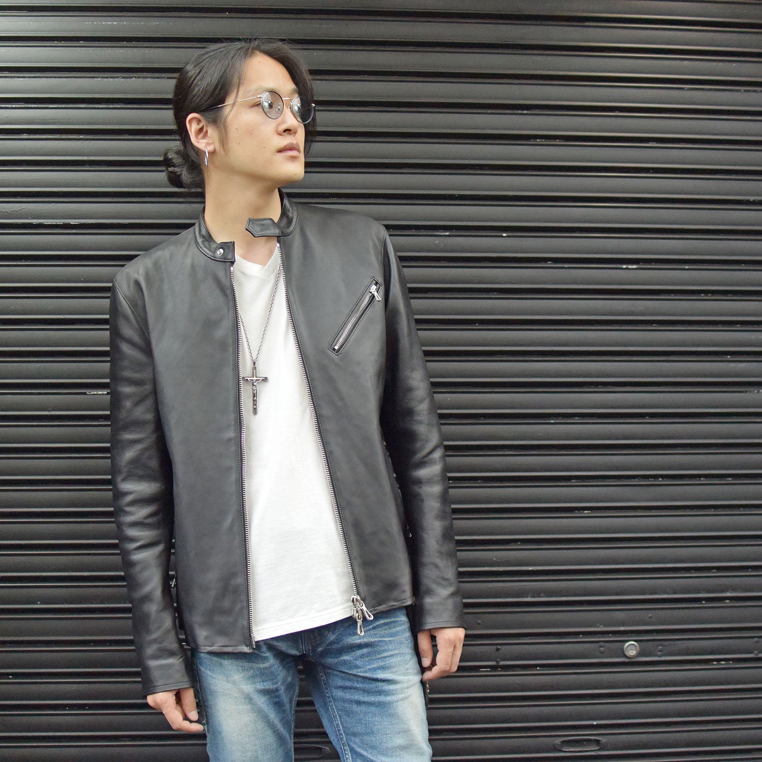 T-shirt designed as innerwear for leather jacket