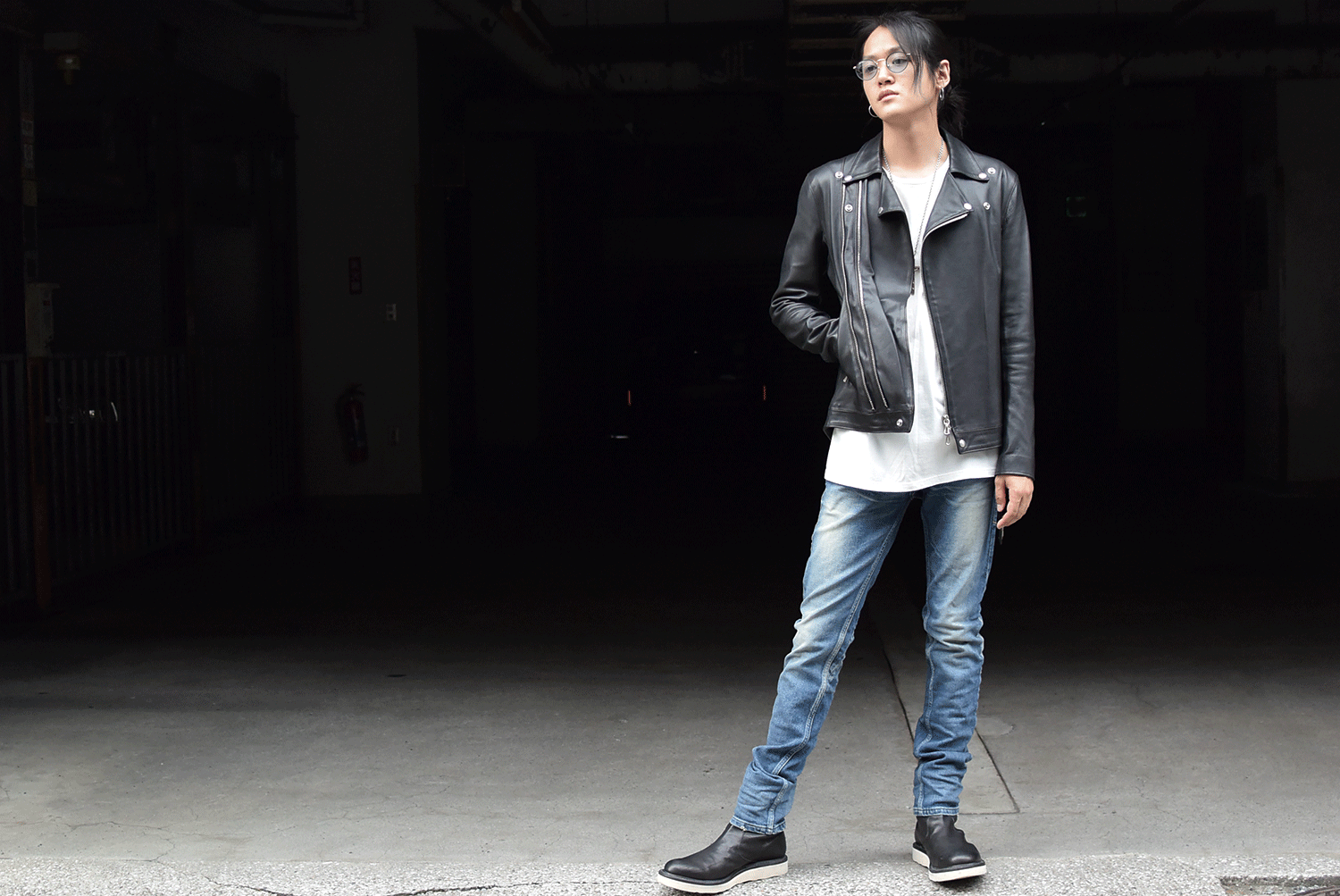 White T-shirt x blue jeans, and leather jacket are men's iron plate style!