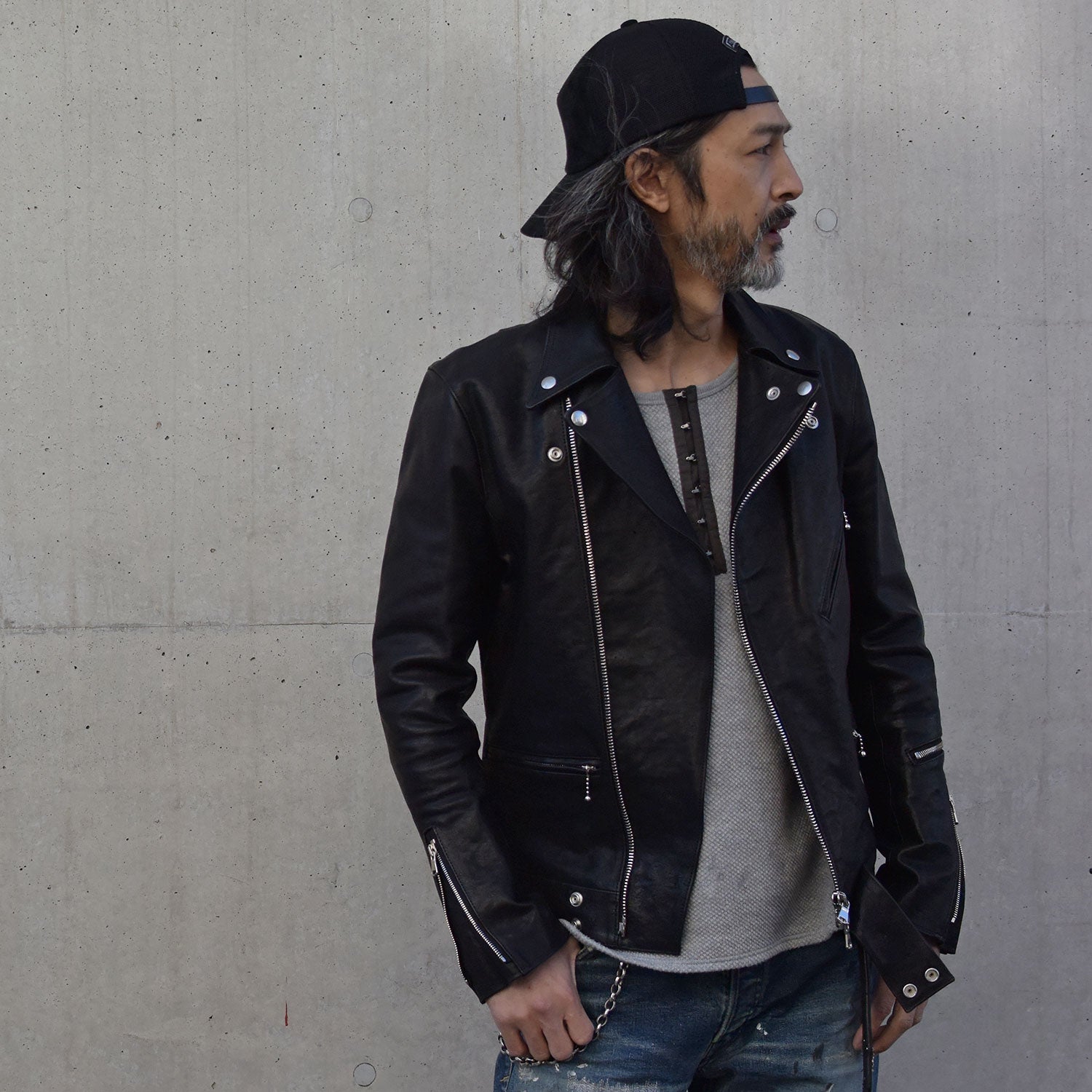 Successful winter men's coordination using STRUM JEANS.