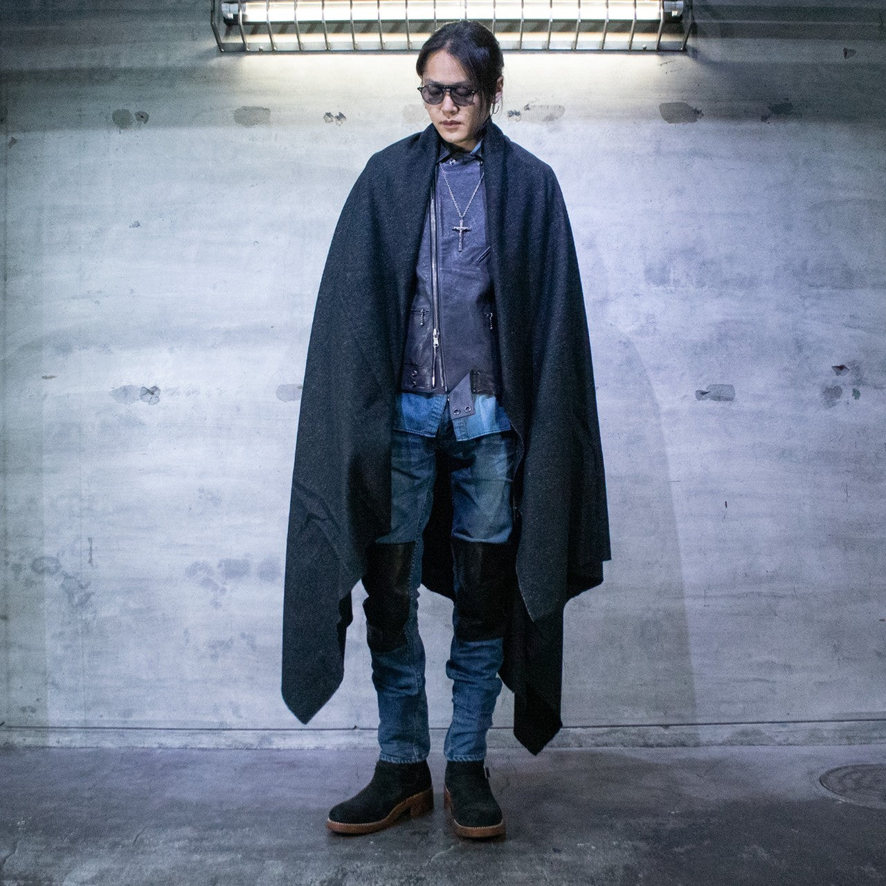 With winter accessories, wear your leather jacket in the cold winter!