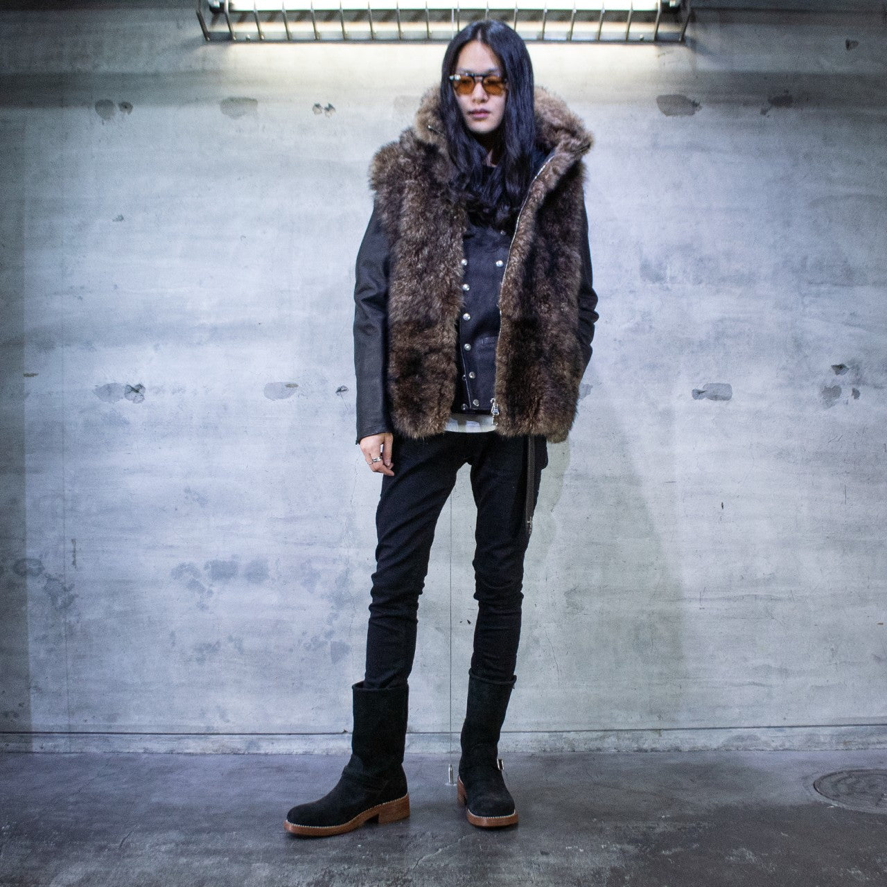 Elevate your men's coordinate with a fur vest! Pick up the hottest coordinates!