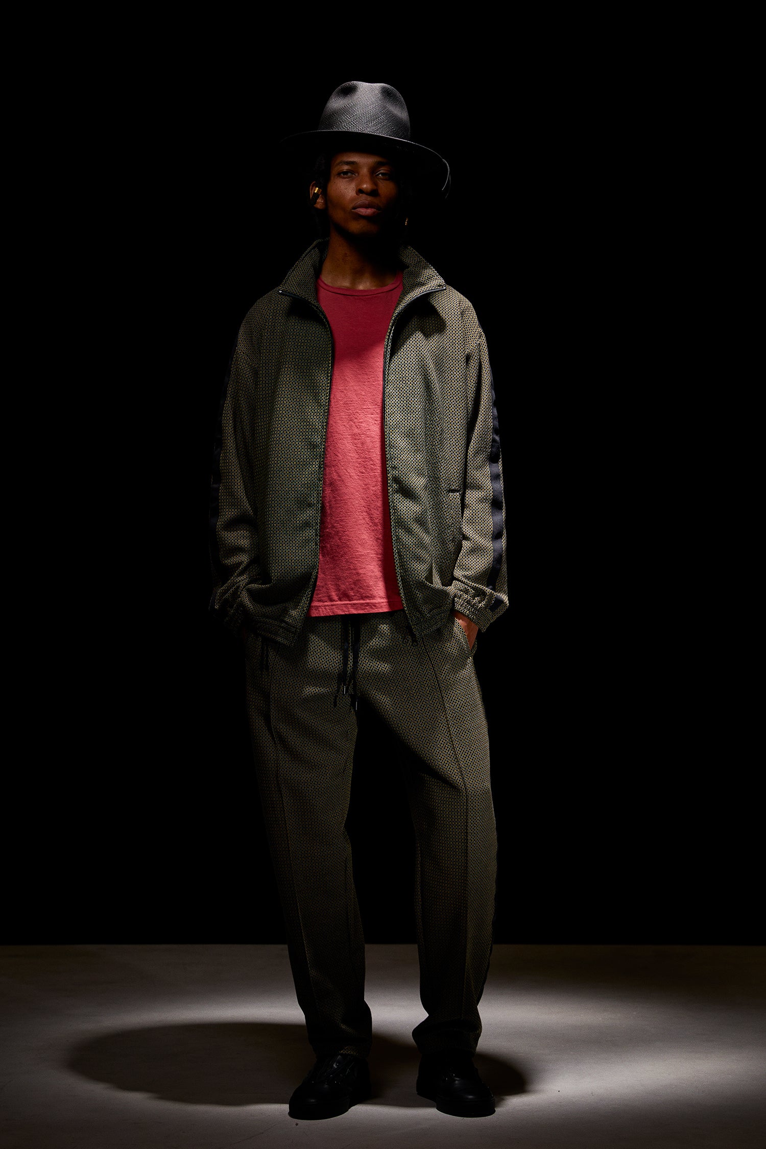 Load image into Gallery viewer, Poly-Rayon Stretch Dobby Track Tapered Pants - YELLOW x NAVY