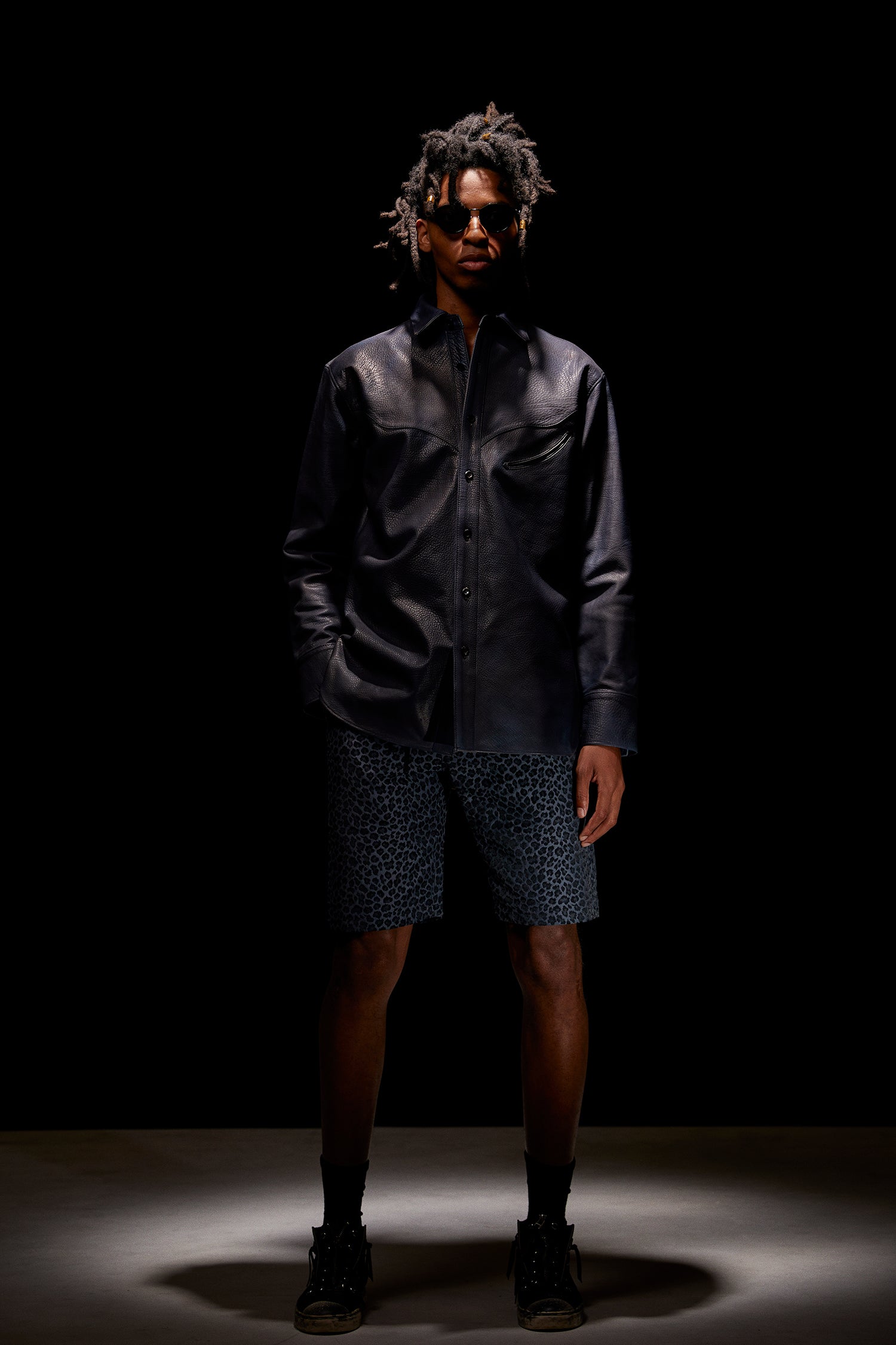 Load image into Gallery viewer, White tanned and vegetable tanned calfskin Burning dyed - Product Burning Dyed EDDIE Western Shirt - JEAN BLACK