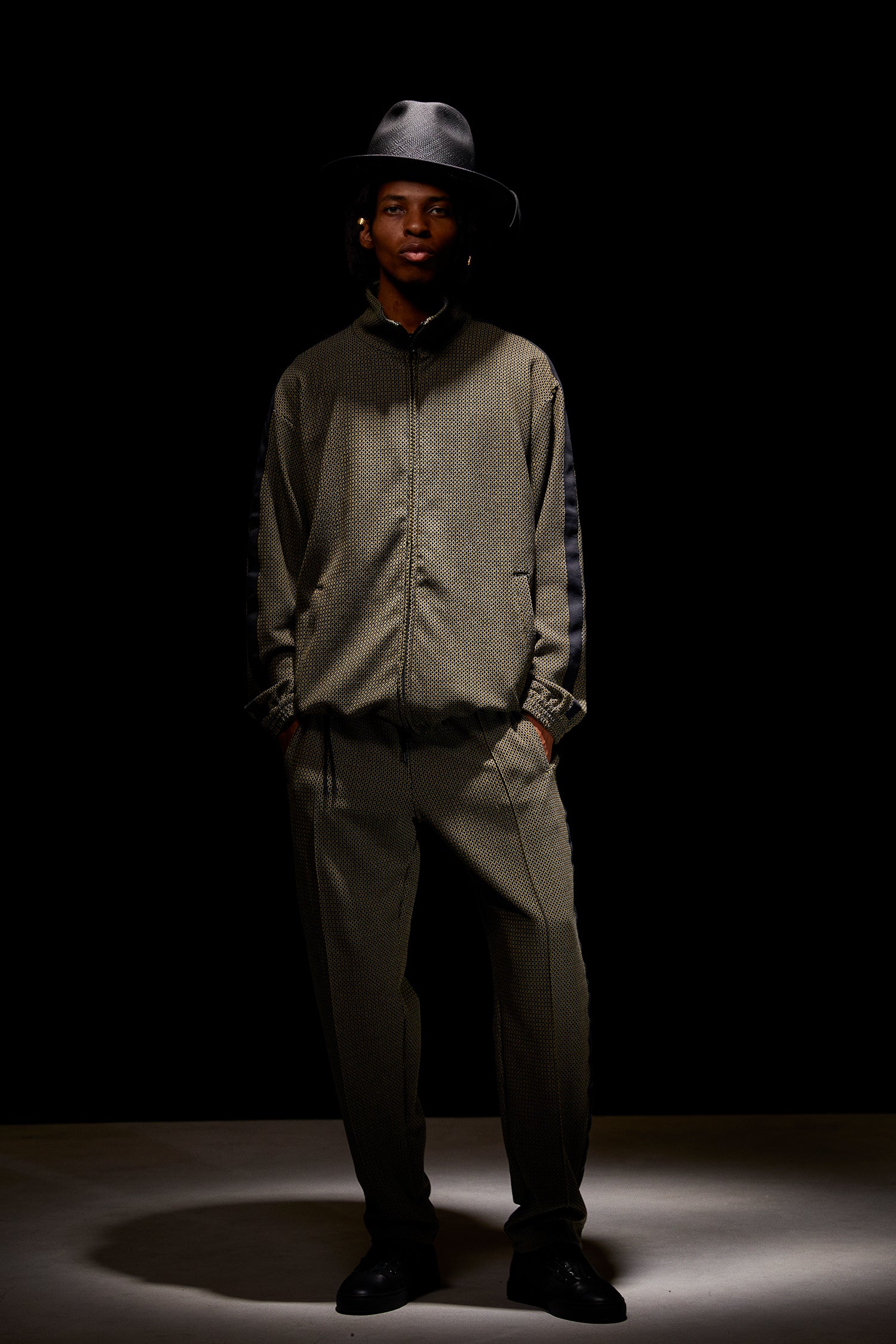 Load image into Gallery viewer, Poly-Rayon Stretch Dobby Track Tapered Pants - YELLOW x NAVY