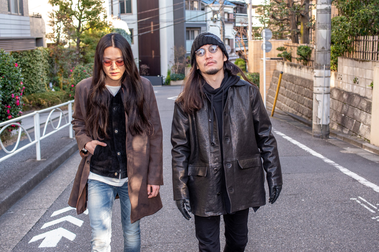 日常に馴染む、STRUMのレザーミドルコート 2スタイル