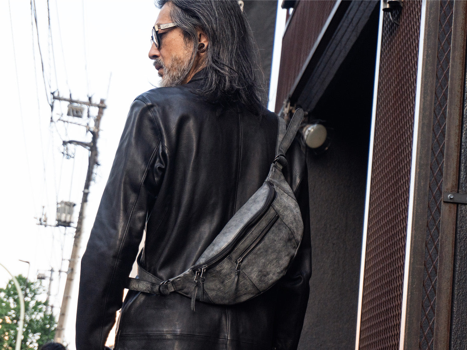 人気のレザーボディバッグ 