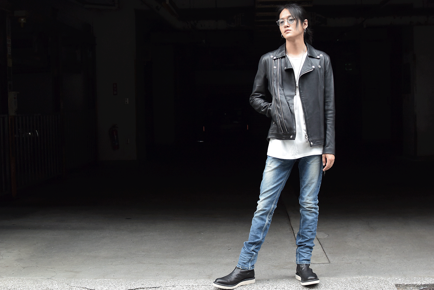 White T-shirt x blue jeans, and leather jacket are men&#39;s iron plate style!