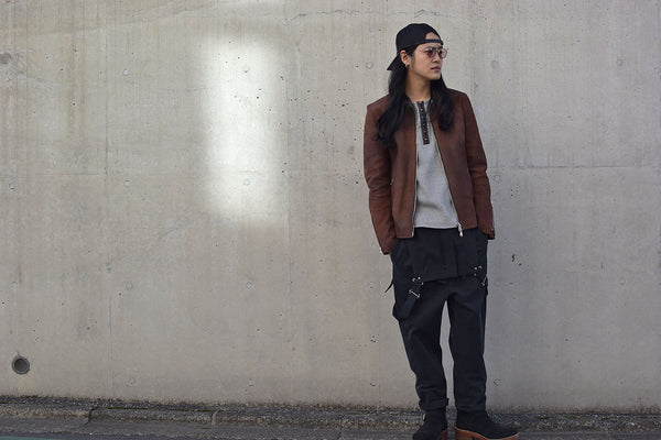 襟付きシングルライダースで冬のメンズコーデにメリハリを！