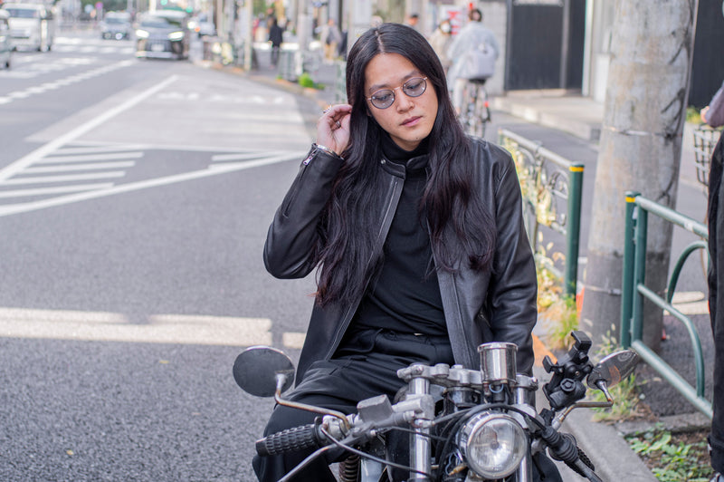 ミニマルなJUDEを着こなす、2つのレザースタイル