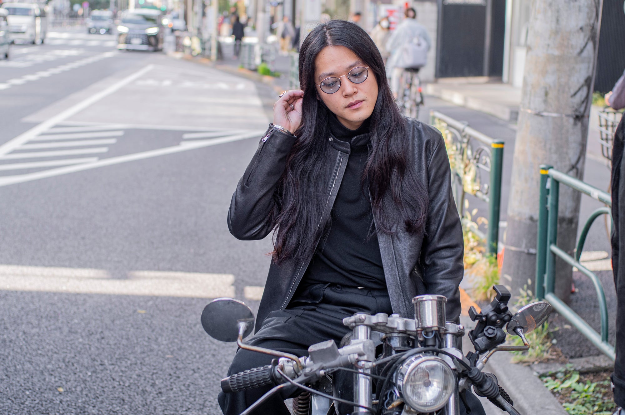 ミニマルなJUDEを着こなす、2つのレザースタイル