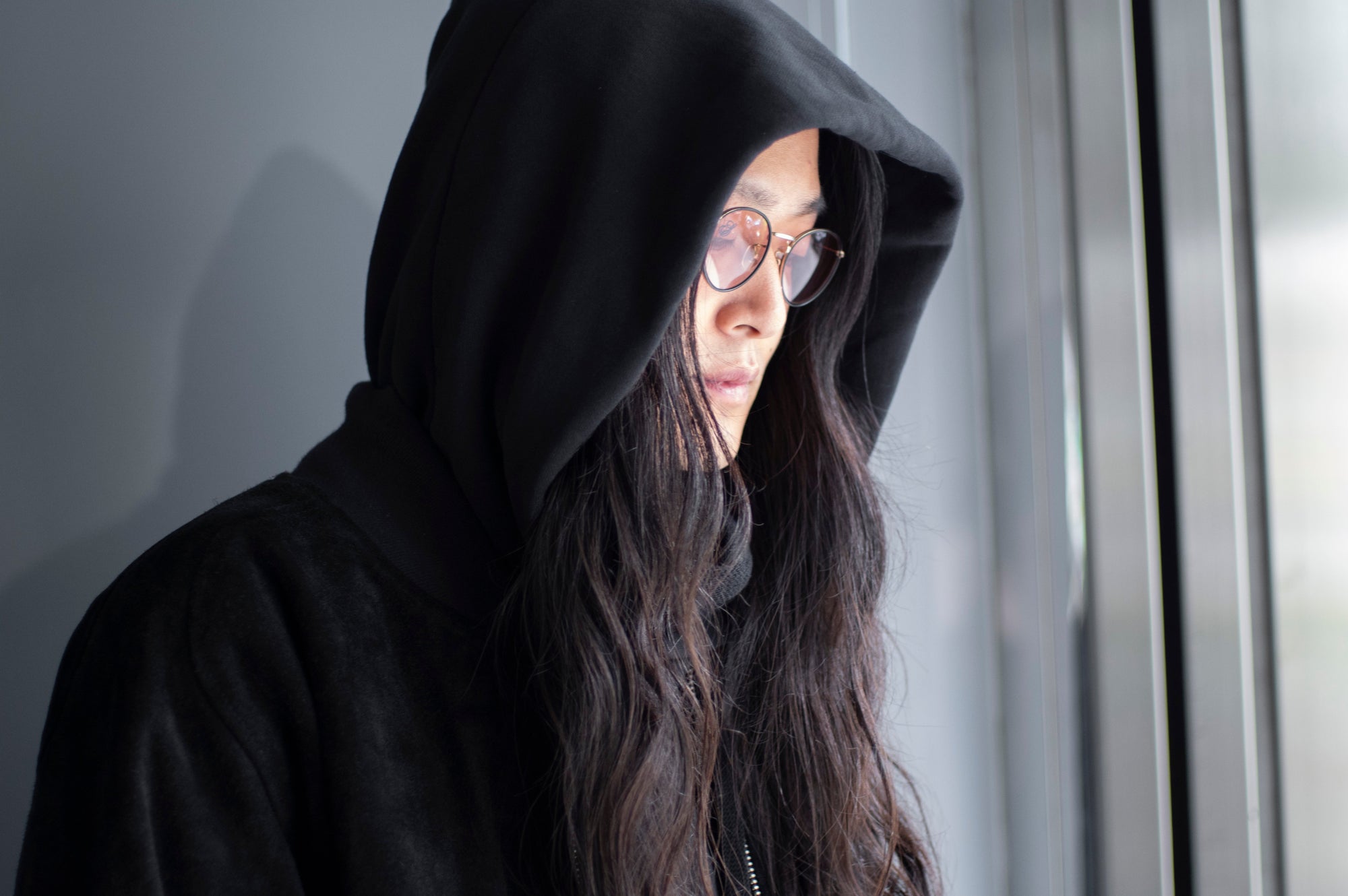 秋の革ジャンコーデに欠かせない“インナー選び”