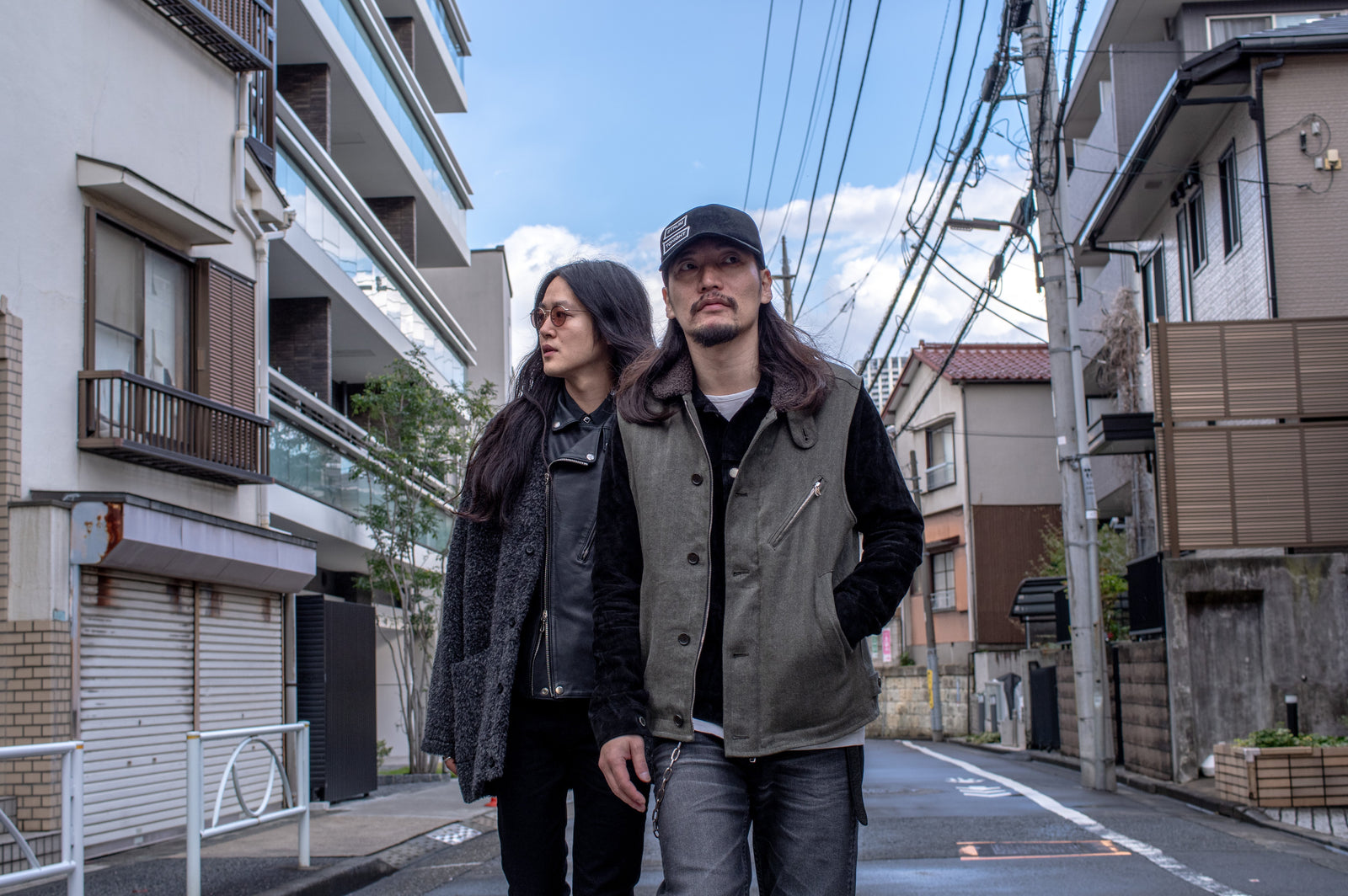 “インナーとしての革ジャン”を楽しむ、秋の防寒レイヤードスタイル