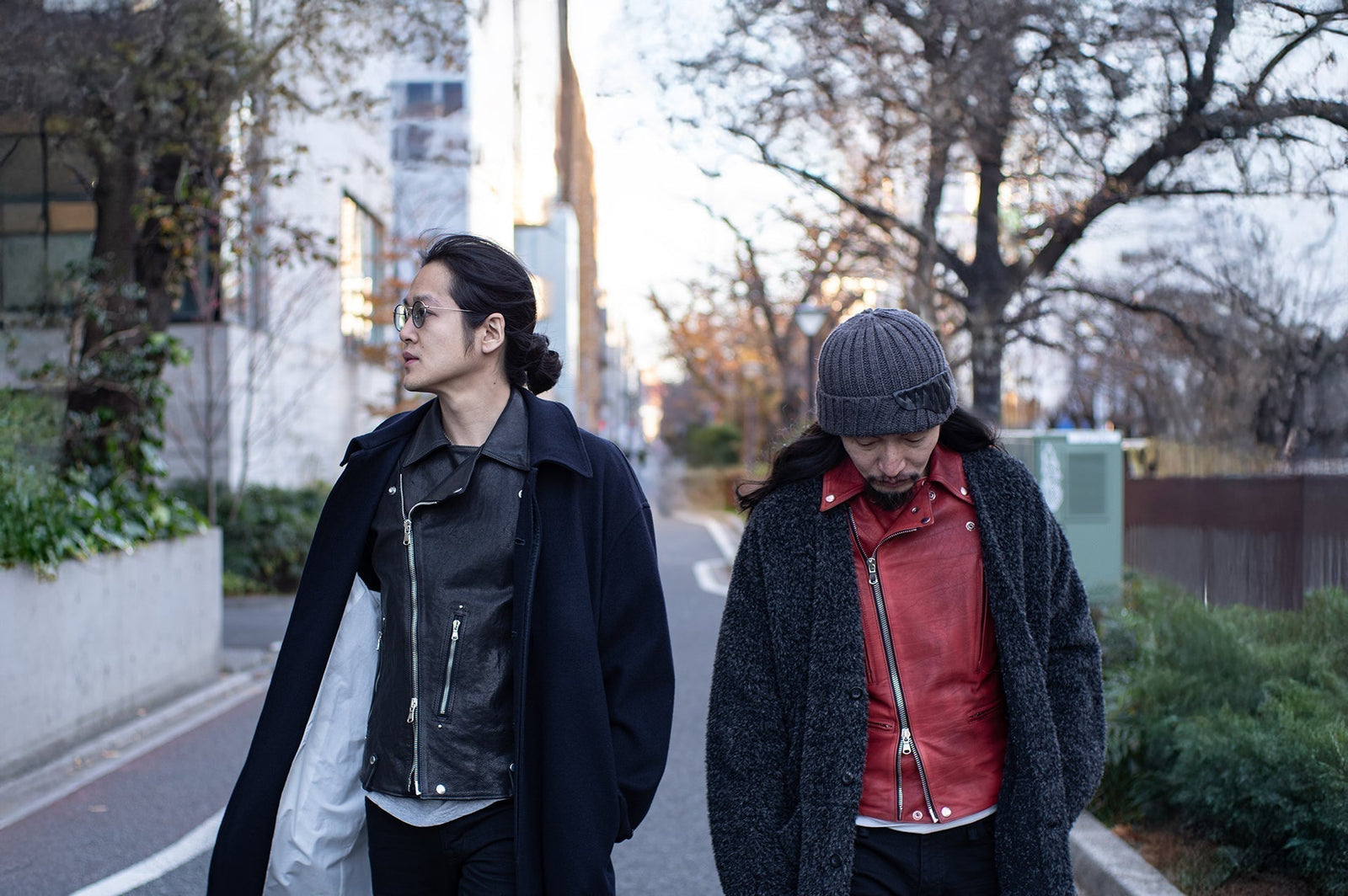 寒い冬でもレザージャケットを暖かく着こなす、STRUM 冬の定番「アウター on 革ジャン」