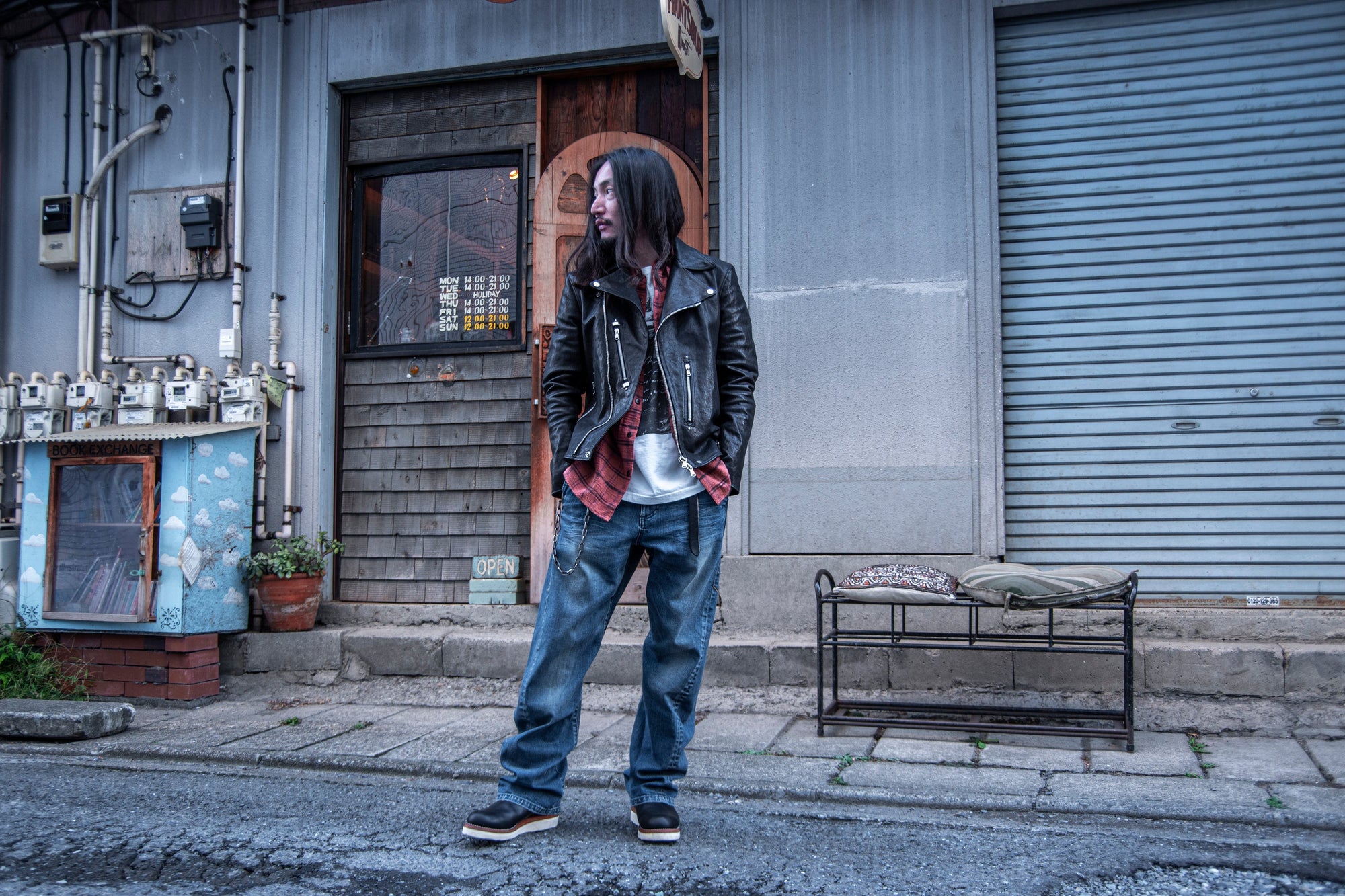 Add a leather jacket to your usual outfit. Just one piece of clothing can change the impression of your autumn style.
