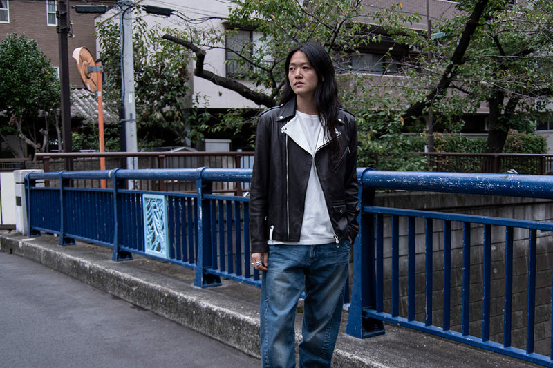 カジュアルにもシックにも振れる、2トーンJOEYで楽しむ秋のレザースタイル