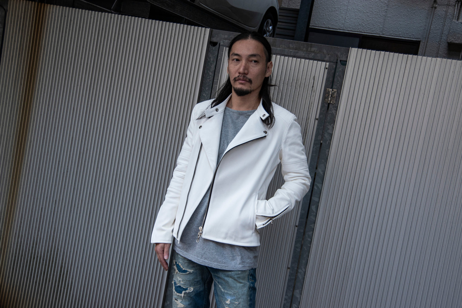 ホワイトライダースを纏う。白鞣しディアスキン『RAW BURST』で魅せる2スタイル