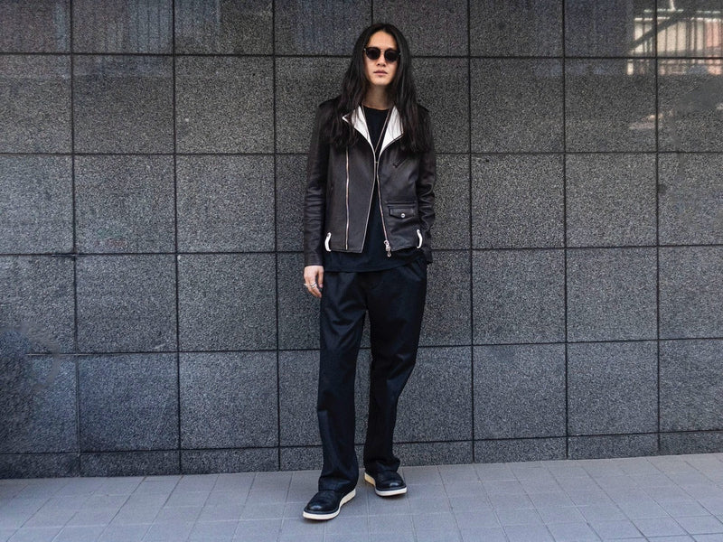 ブラック × ホワイトの2トーンデザインが印象的な『白鞣し × 黒染め ディアスキン 2トーン JOEY ダブルライダースジャケット』