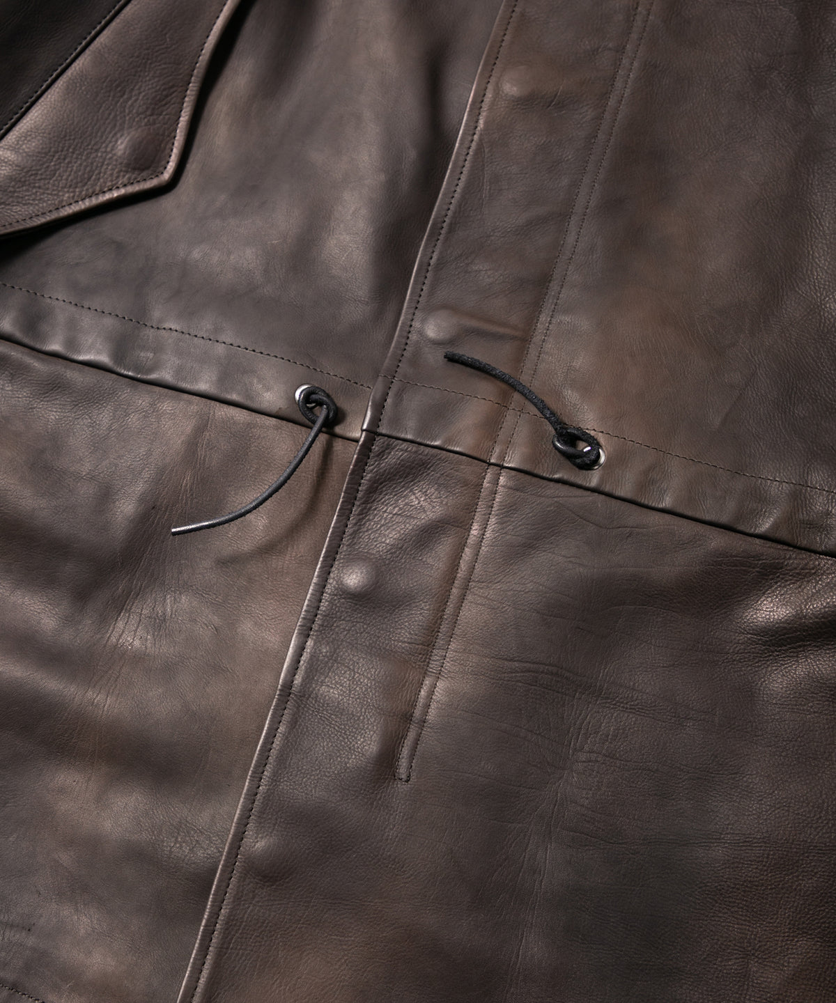 ハイブリッド タンニン鞣し カーフスキン 燃焼製品染め Burning Dyed  RUMBLE フィッシュテールコート - MILITARY BLACK