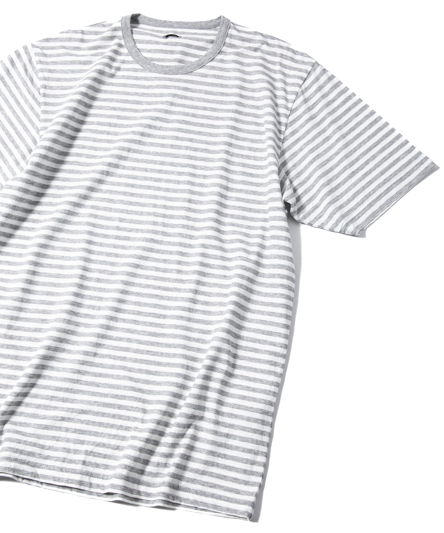 画像をギャラリービューアに読み込む, ボーダー強撚天竺 プリント クルーネック Tシャツ（ジャストフィット） - GRAY × WHITE