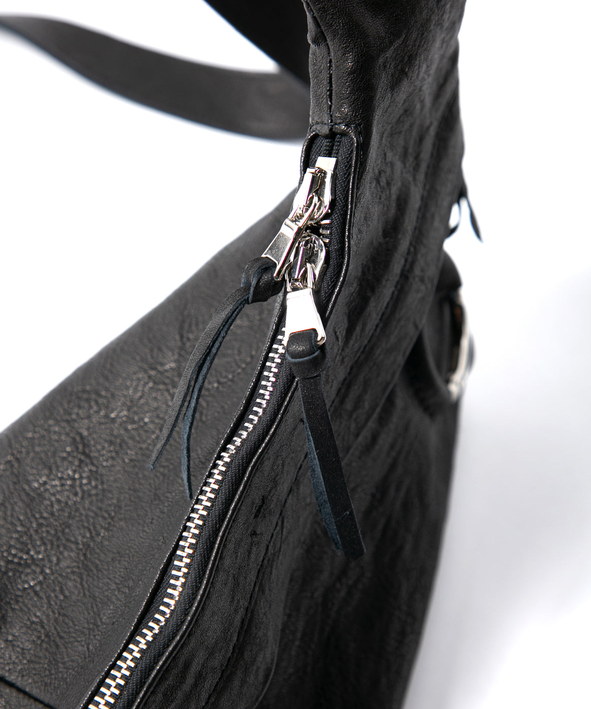 フルタンニン ピット鞣し シュリンク ホースハイド SHAFTER バナナバッグ  - BLACK