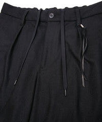 カシミア混 ストレッチ リサイクルウール ツイル バレル ワイド パンツ - BLACK