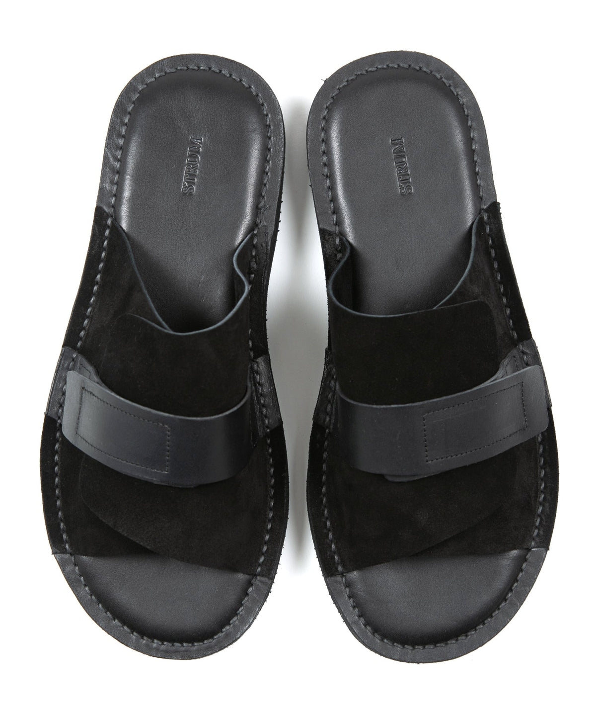 シルキーベロア & テンペスティ エルバマット オイルバケッタレザー サンダル - BLACK