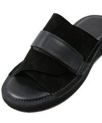 シルキーベロア & テンペスティ エルバマット オイルバケッタレザー サンダル - BLACK