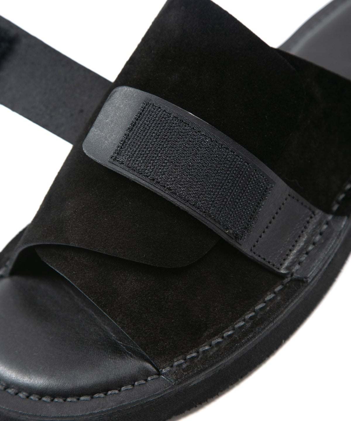 シルキーベロア & テンペスティ エルバマット オイルバケッタレザー サンダル - BLACK