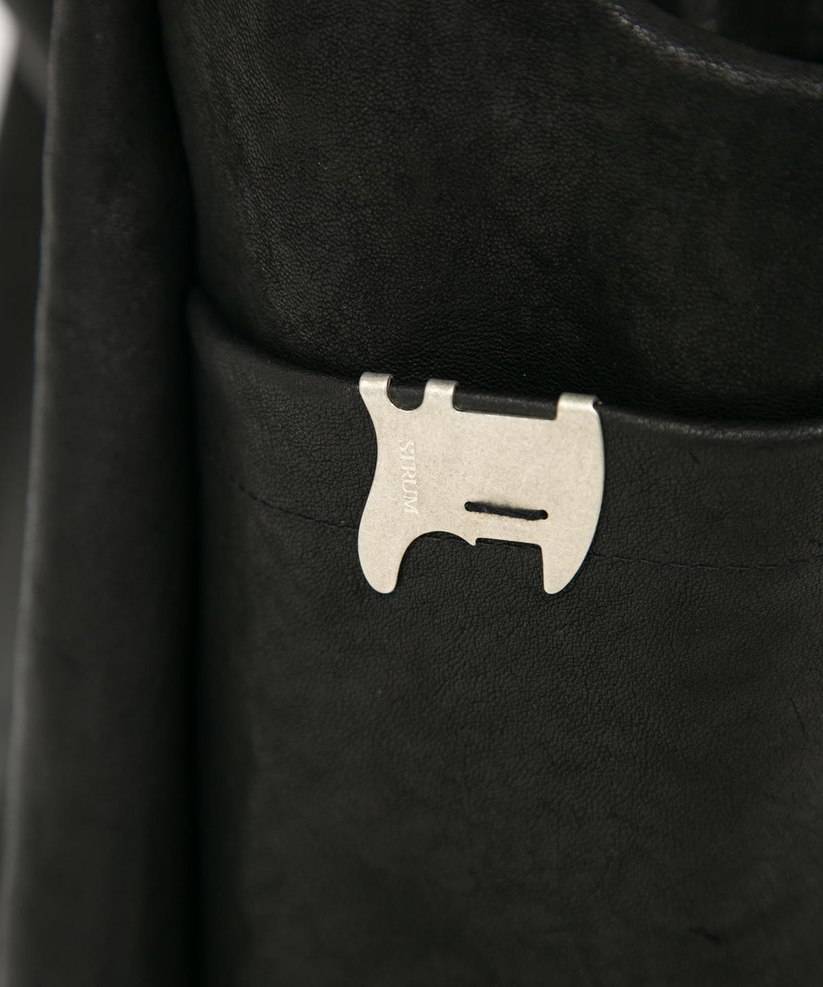 STRUM × T.A.S フルタンニン ピット鞣し シュリンク ホースハイド ショルダーバッグ  - BLACK