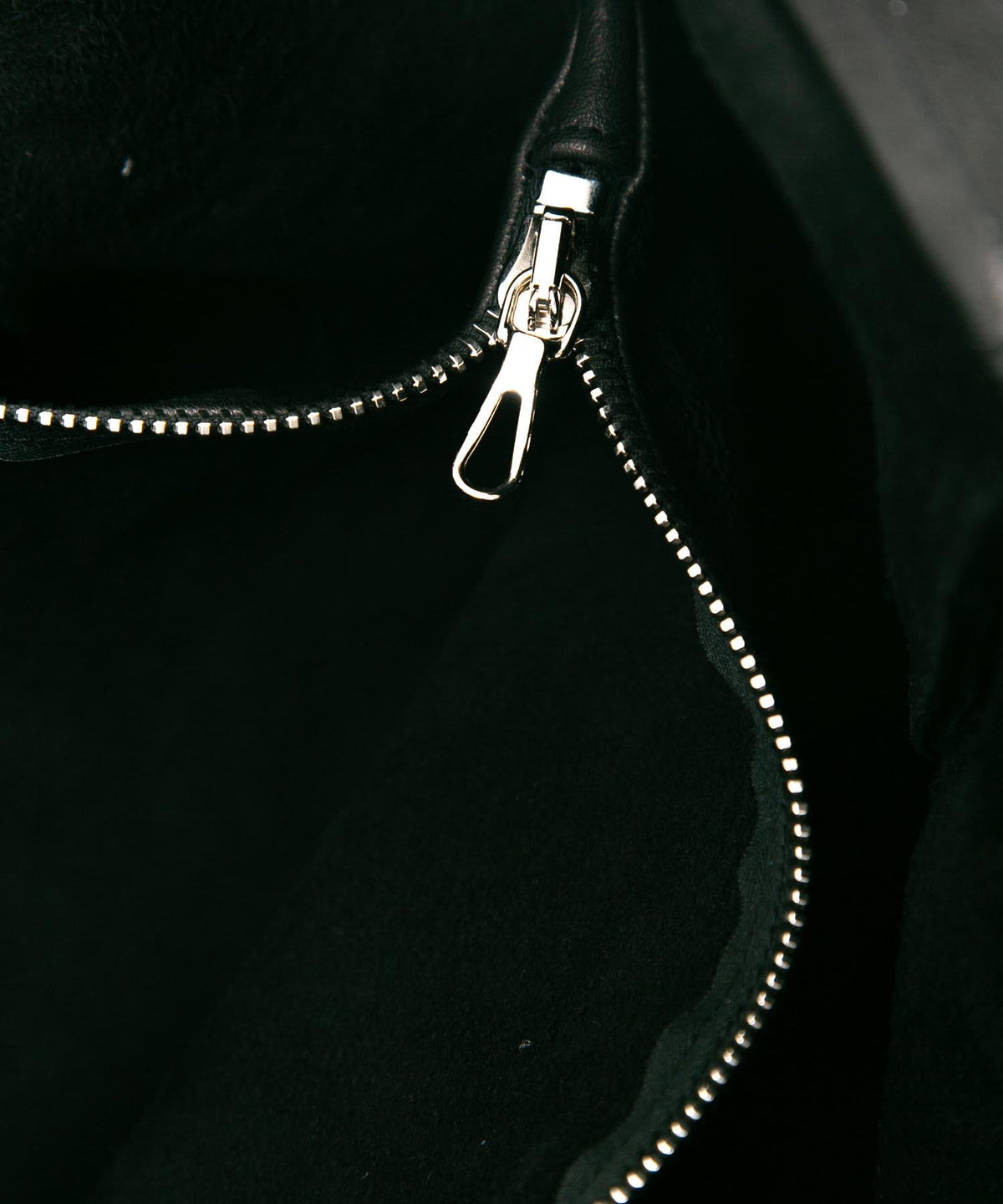 STRUM × T.A.S フルタンニン ピット鞣し シュリンク ホースハイド ショルダーバッグ  - BLACK