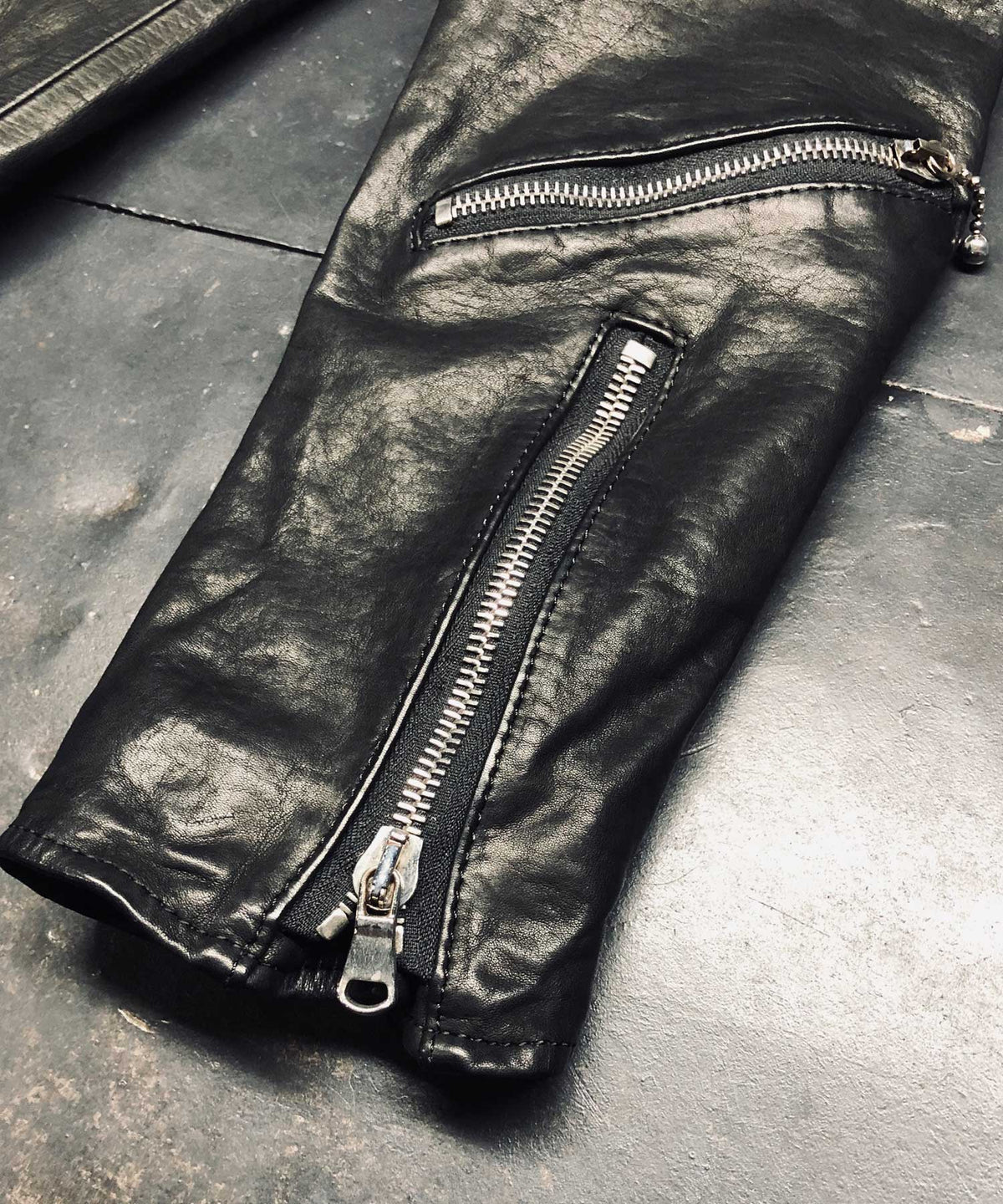 地生フルタンニンステア 製品染め シングルライダースジャケット - ブラック