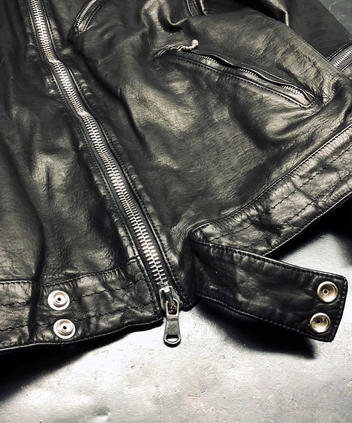 地生フルタンニンステア 製品染め シングルライダースジャケット - ブラック