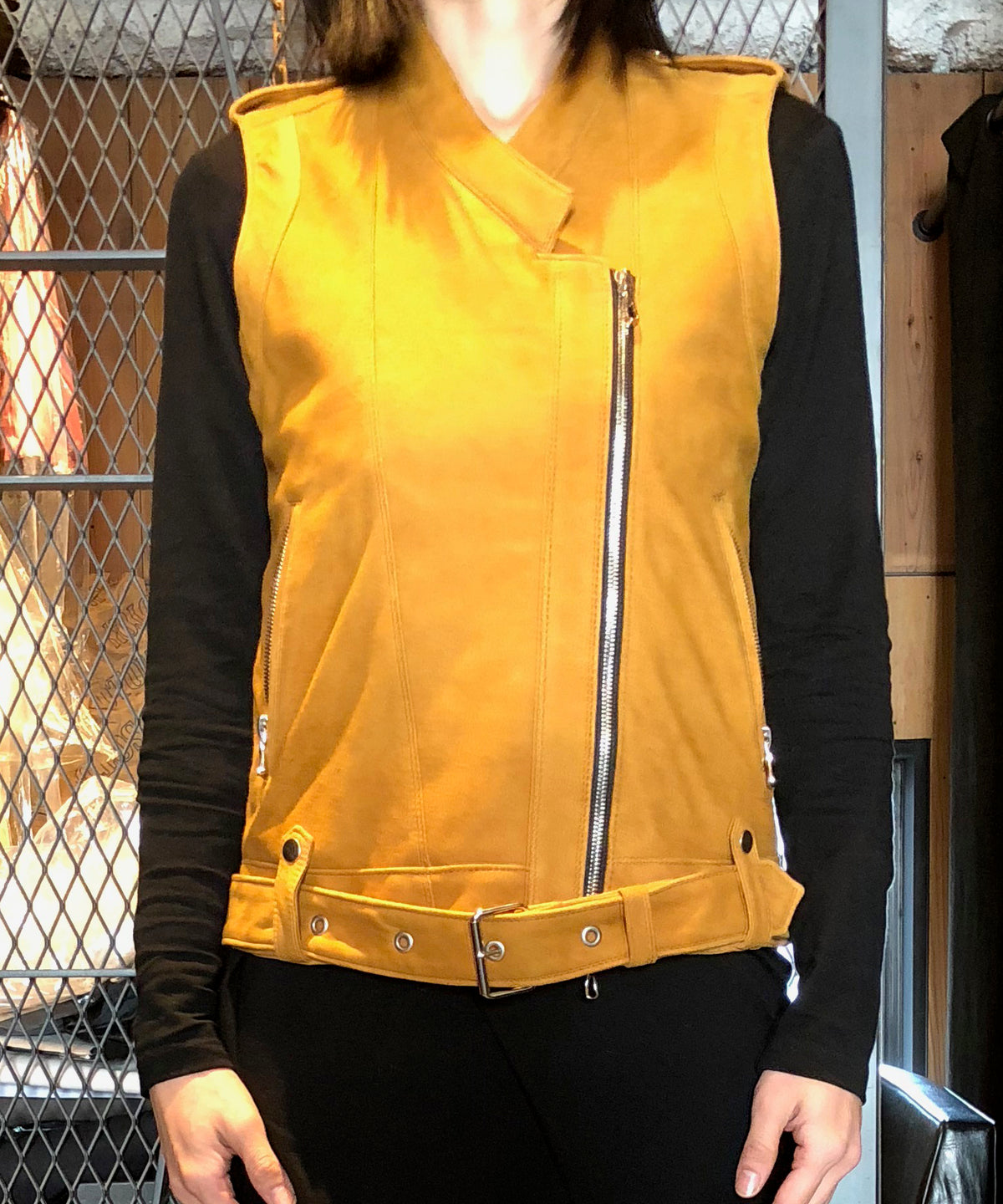 Lucinda ハイランドラム シルキースエード ベスト - キャメル