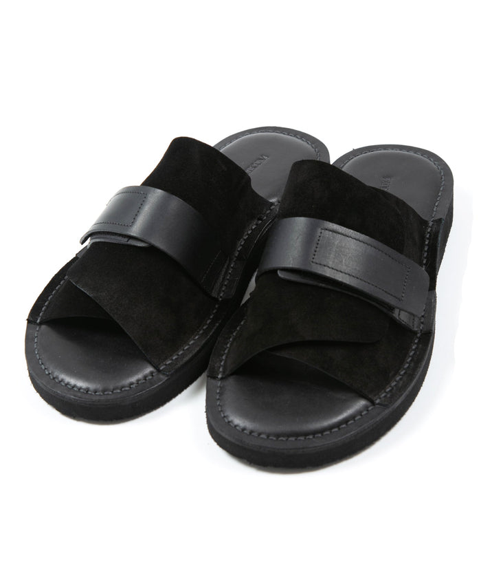 シルキーベロア & テンペスティ エルバマット オイルバケッタレザー サンダル - BLACK